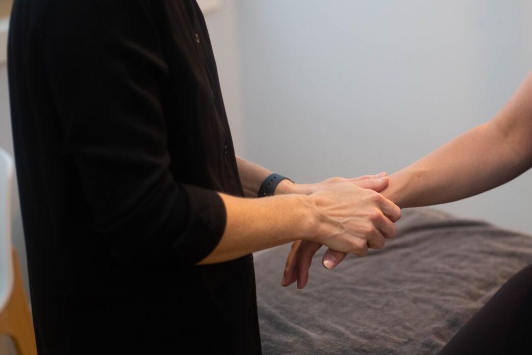 De Quervains Tenosynovitis is common in pregnancy and postpartum